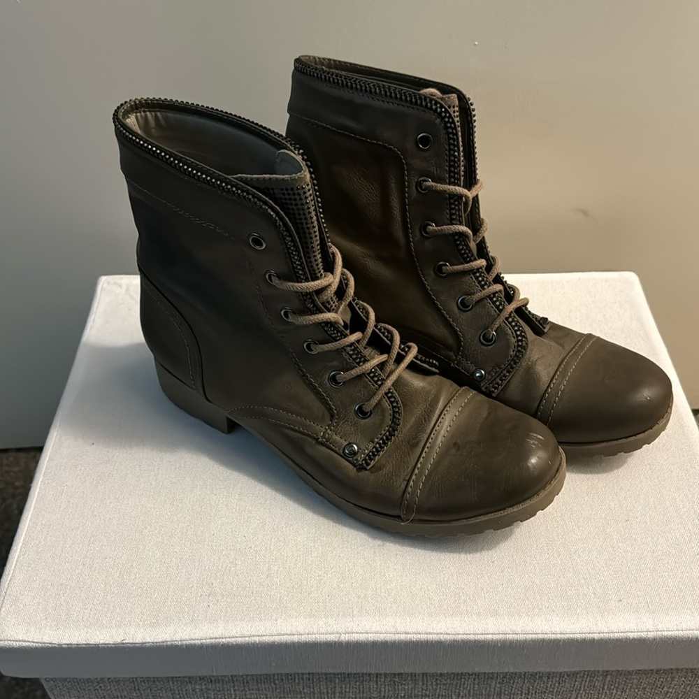 Women’s combat Guess boots. Size 8 1/2
